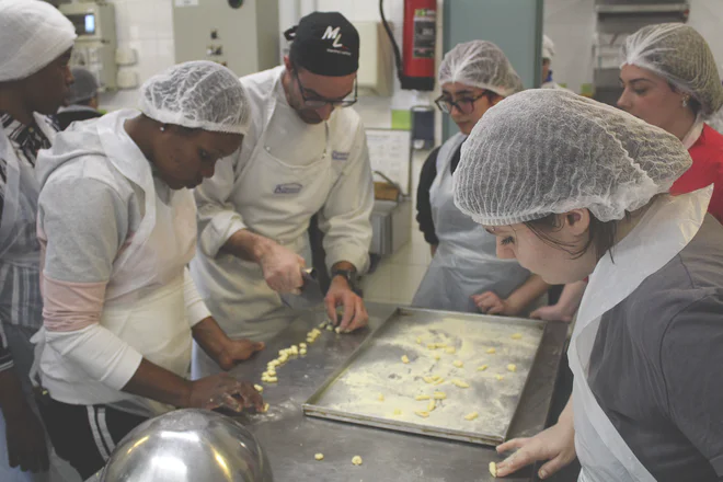Giovani che imparano a cucinare